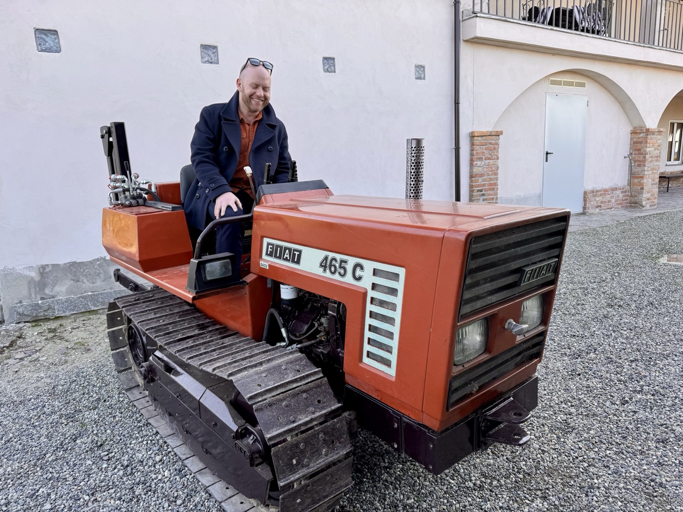 Bertrand Carteron sur son tracteur chenillard, dans le Monferrato